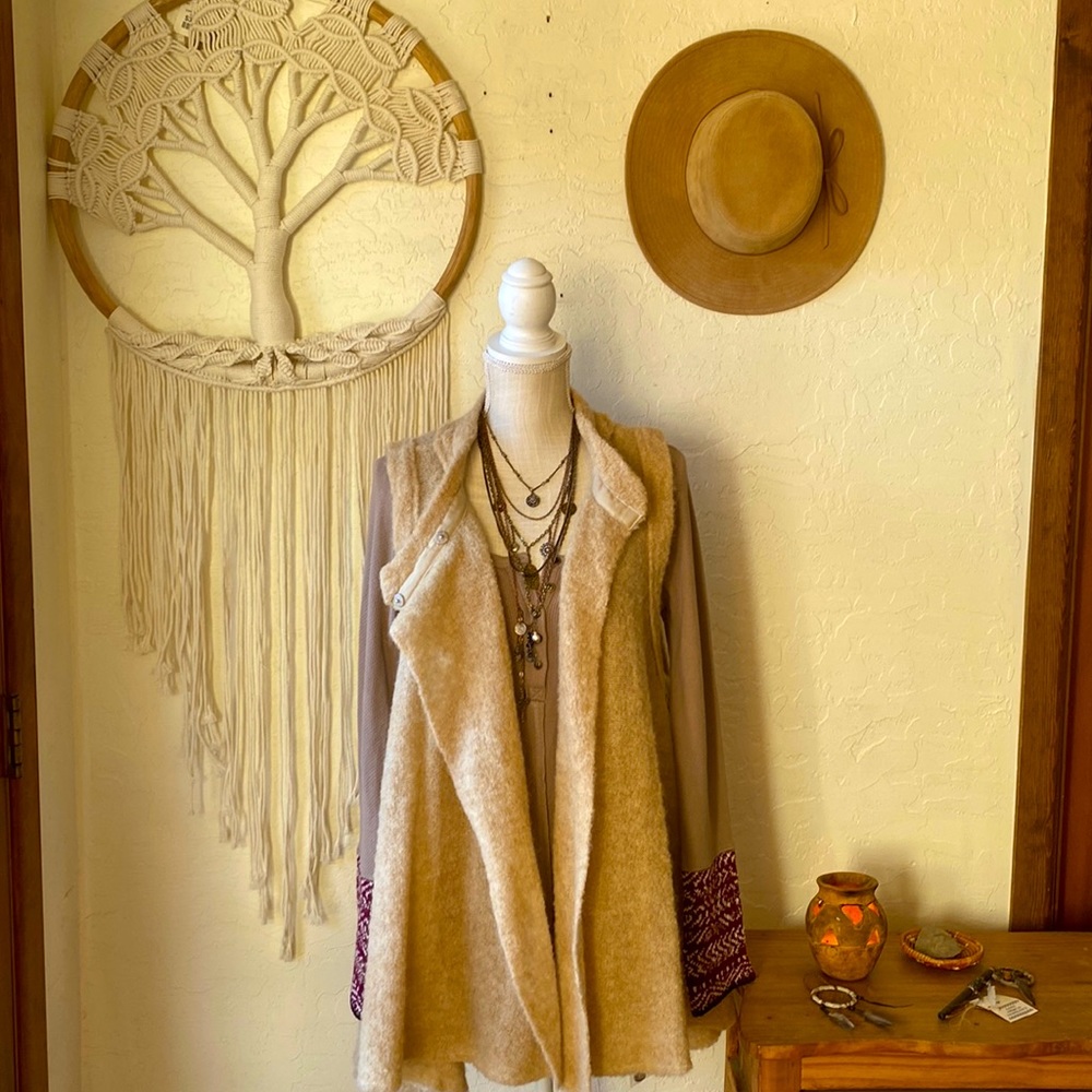 ✌️LIKE NEW ‼️ FREE PEOPLE ALPACA CAPE‼️